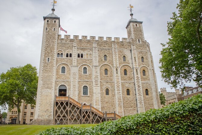 VIP Tower of London and Crown Jewels Tour with Private Beefeater Meet & Greet - Entering The Tower early, before the crowd crush