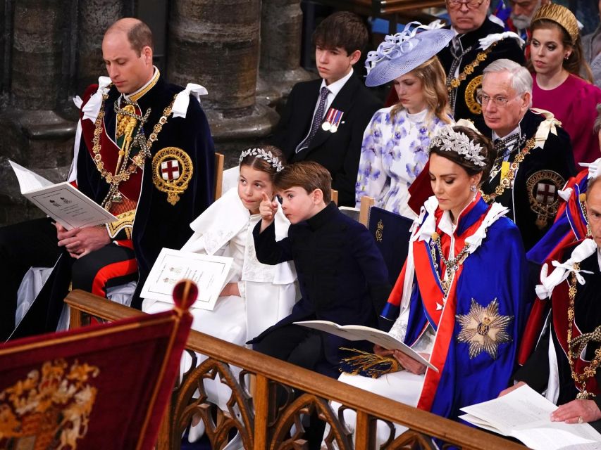 VIP Westminster Abbey & Upper Gallery and Buckingham Palace - The walking reality: comfort beats style every time