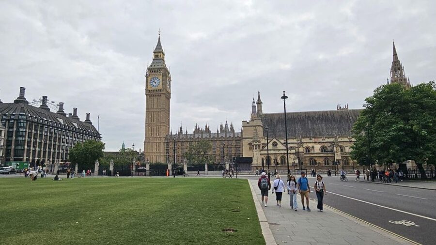 VIP Westminster Abbey & Upper Gallery and Buckingham Palace - Westminster Abbey interior (about 1 hour) and seeing the Magna Carta copy