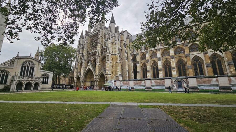 VIP Westminster Abbey & Upper Gallery and Buckingham Palace - Westminster Bridge photo moments you can’t recreate later