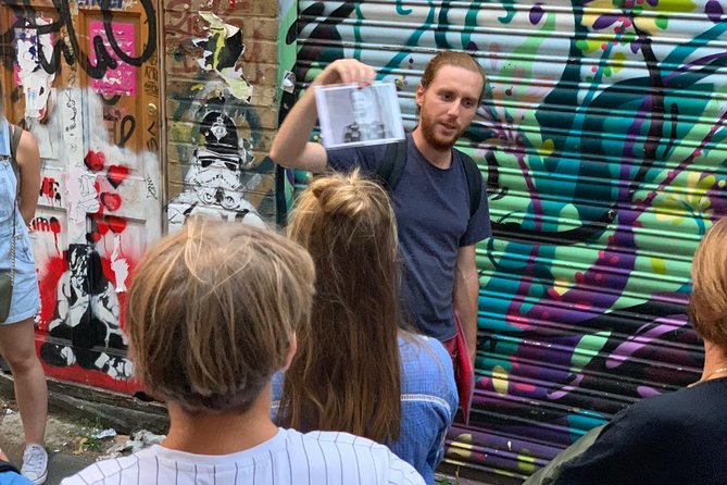 Visit Jack the Ripper in French - Stop 3: Artillery Passage, where the alley effect hits
