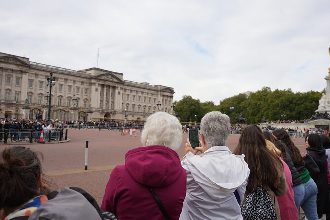 Westminster Abbey, Big Ben, Buckingham Guided Tour of London - The meeting point at Churchill statue, and why arriving early helps