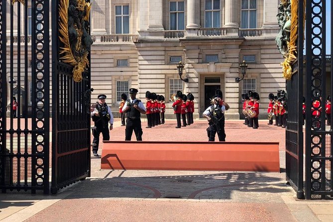 Westminster Walking Tour & Visit The Tower of London - Buckingham Palace and Green Park: where the day feels properly royal