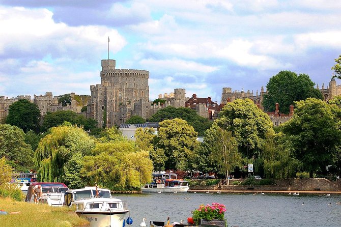 Windsor, Stonehenge and Bath Day Trip from London Spanish - Getting to Windsor Castle Fast: Coach Comfort and Security Checks